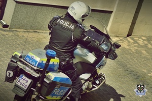 policyjny motocyklista na jednośladzie