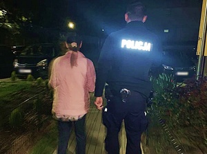 Policjant z odnalezioną kobietą.