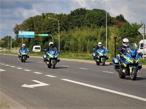 Funkcjonariusze podczas jazdy na policyjnych motocyklach