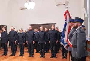 Na zdjęciu nowo przyjęci policjanci podczas uroczystości ślubowania.