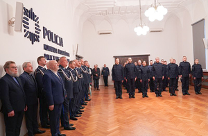 Na zdjęciu kadra kierownicza dolnośląskiej policji i nowo przyjęci policjanci podczas uroczystości ślubowania.