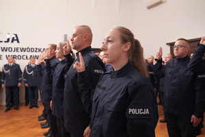 Nowo przyjęci policjanci podczas ślubowania.