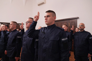 Nowo przyjęci policjanci podczas ślubowania.