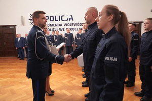 Na zdjęciu Zastępca Komendanta Wojewódzkiego Policji inspektor Norbert Kurenda gratuluje nowo przyjętemu policjantowi.