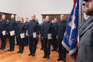 Na zdjęciu nowo przyjęci policjanci trzymający w rękach akt mianowania.