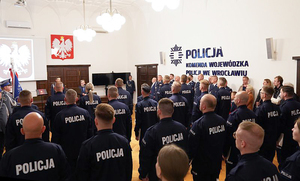 Na zdjęciu nowo przyjęci policjanci podczas uroczystości ślubowania - widok z góry.