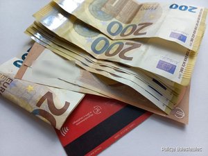 Na zdjęciu plik banknotów EURO 200.