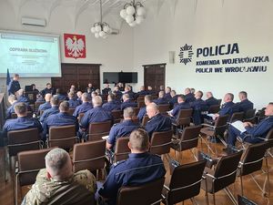 Na zdjęciu policjanci podczas uroczystej odprawy służbowej.