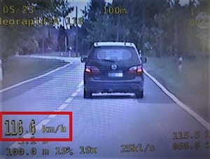 Zdjęcie z wideorejestratora przedstawiające jak kierowca samochodu osobowego przekracza dozwoloną prędkość. Na zdjęciu 116km/h.