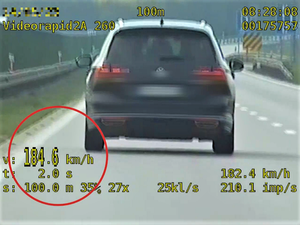 Kadr z filmu przedstawiający jak samochód osobowy przekracza prędkość,
