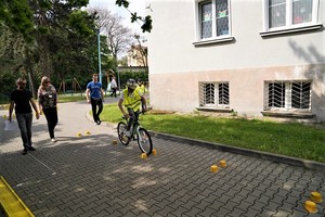 Na zdjęciu dzieci podczas finału turniejów bezpieczeństwa w ruchu drogowym.