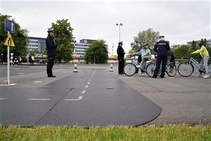 Na zdjęciu dzieci podczas finału turniejów bezpieczeństwa w ruchu drogowym.