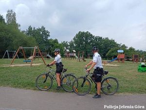 Na zdjęciu policjantka i policjant na rowerach.