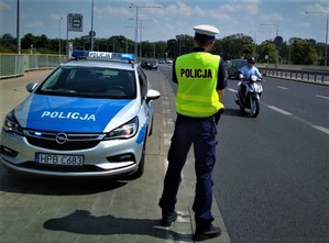 Policjant w miejscu kontroli drogowej