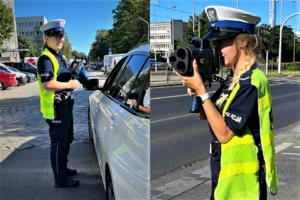 Umundurowane policjantki z ręcznymi miernikami prędkości