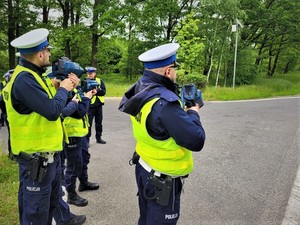 Policjanci podczas praktycznego wykorzystania ręcznych mierników prędkości