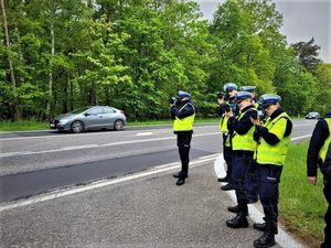 Policjanci podczas praktycznego wykorzystania ręcznych mierników prędkości