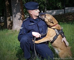 Na zdjęciu policjant z psem