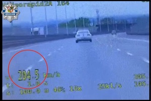 Zdjęcie z wideorejestratora z pojazdem przekraczającym prędkość