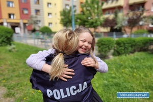 Na zdjęciu policjantka z dzieckiem.
