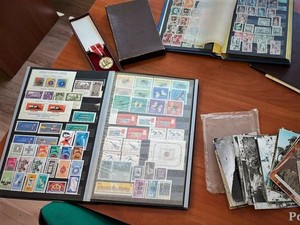 Na zdjęciu klaser ze znaczkami pocztowymi.