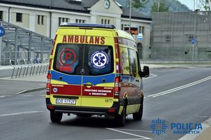 ambulans Pogotowia Ratunkowego na drodze