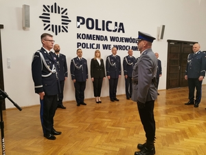 Policjant składa meldunek Komendantowi Wojewódzkiemu Policji we Wrocławiu