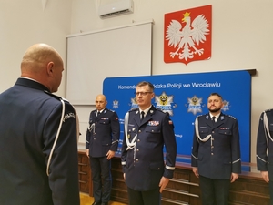 Na zdjęciu Komendant Wojewódzki Policji we Wrocławiu nadinspektor Dariusz Wesołowski wraz z zastępcami i osobą mianowaną