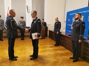 Na zdjęciu nadinspektor Dariusz Wesołowski składa gratulacje policjantowi.