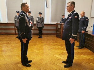 Na zdjęciu Komendant Wojewódzki Policji we Wrocławiu nadinspektor Dariusz Wesołowski składa gratulacje policjantowi.