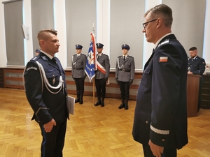 Na zdjęciu Komendant Wojewódzki Policji we Wrocławiu nadinspektor Dariusz Wesołowski składa gratulacje mianowanemu funkcjonariuszowi.