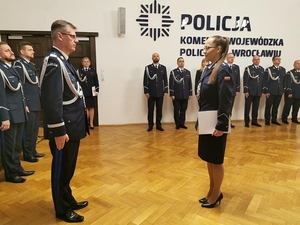 Na zdjęciu Komendant Wojewódzki Policji we Wrocławiu nadinspektor Dariusz Wesołowski gratuluje policjantce.