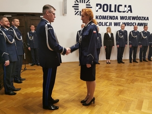 Na zdjęciu Komendant Wojewódzki Policji we Wrocławiu nadinspektor Dariusz Wesołowski składa gratulacje mianowanej policjantce.