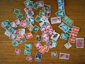 Na zdjęciu wartościowe znaczki pocztowe