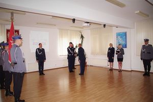 Na zdjęciu Komendant Wojewódzki Policji we Wrocławiu nadinspektor Dariusz Wesołowski składa gratulacje mianowanemu policjantowi.