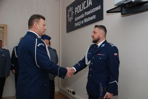 Na zdjęciu Zastępca Komendanta Wojewódzkiego Policji inspektor Mariusz Bużdygan składa gratulacje mianowanemu policjantowi