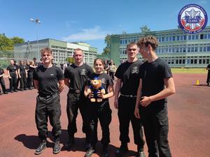 Na zdjęciu zwycięska drużyna klasy policyjnej (1dziewczyna i 4 chłopaków)