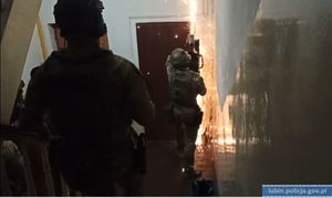 Na zdjęciu policjanci Samodzielnego Pododdziału Kontrterrorystycznego siłowo wchodzący do mieszkania podejrzanego.