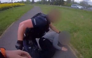 policjant zatrzymuje mężczyznę