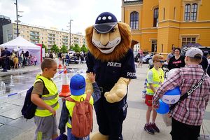 Na zdjęciu maskotka policyjna - Komisarz Lew z dziećmi.