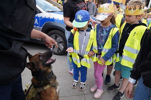 Na zdjęciu dzieci z psem policyjnym.