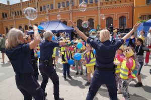 Na zdjęciu policjantki tańczące z dziećmi.