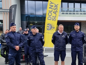 Zastępca Komendanta Wojewódzkiego Policji inspektor Norbert Kurenda wraz z innym policjantami podczas festynu.