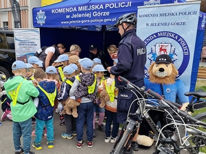 Na zdjęciu dzieci przy stoisku Komendy Miejskiej Policji w Jeleniej Górze.