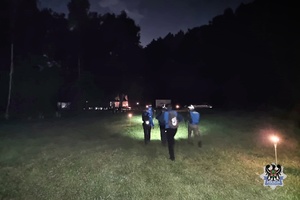 Na zdjęciu uczestnicy wyprawy nocą.