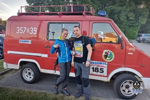 Na zdjęciu Anna Zgiet i Paweł Głębocki stojący przy samochodzie strażackim.