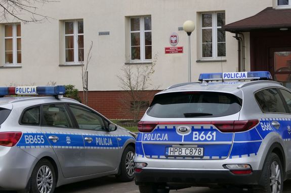 Dwa radiowozy stoją przed budynkiem Komendy Powiatowej Policji w Zgorzelcu