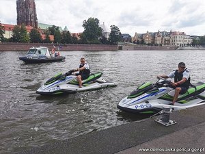 Policjanci na skuterach wodnych płyną po Odrze