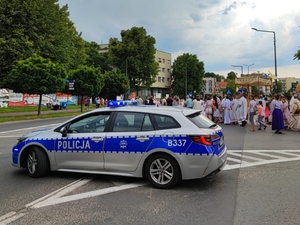 Policjanci podczas zabezpieczenia procesji Bożego Ciała