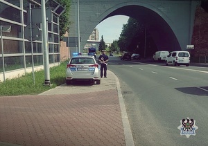 policjanci podczas kontroli drogowych i obsługi zdarzeń drogowych